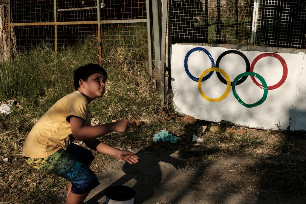 Local youngsters become familiar with the Olympic Rings before the Games begin ©Getty Images