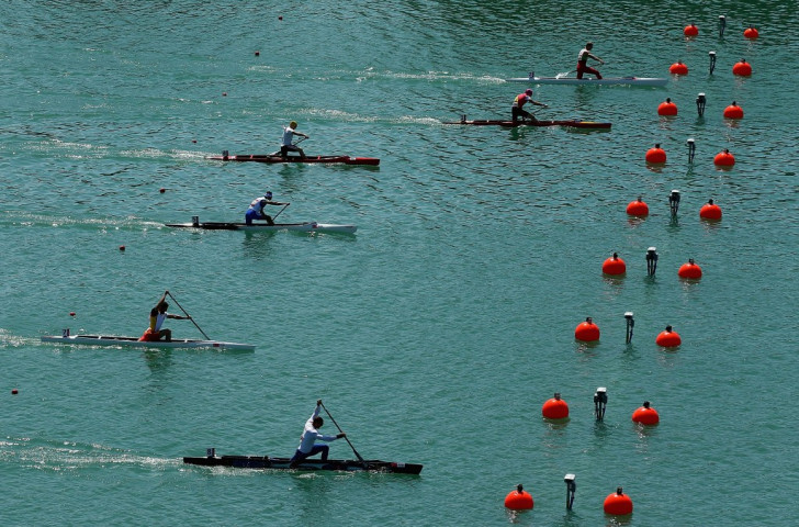 Athletes cross the line in the men's canoe single 1,000 metres semi-final in Mingachevir ©Getty Images