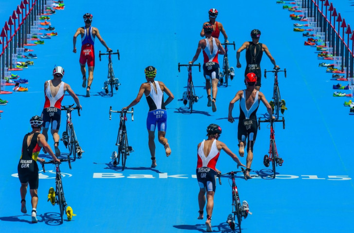 Athletes dismount their bikes in the men's triathlon final at Bilgah Beach ©Getty Images