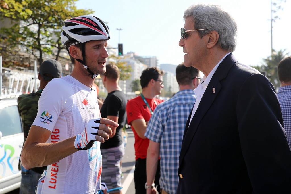 US Secretary of State John Kerry and Frank Schleck of Luxembourg talk before the men's cycling road race ©Getty Images


