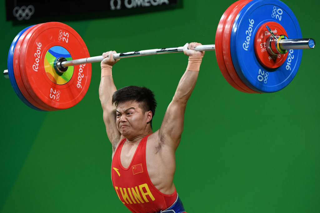 Long Qingquan regains the Olympic 56kg weightlifting title with a world record total of 307kg ©Getty Images
