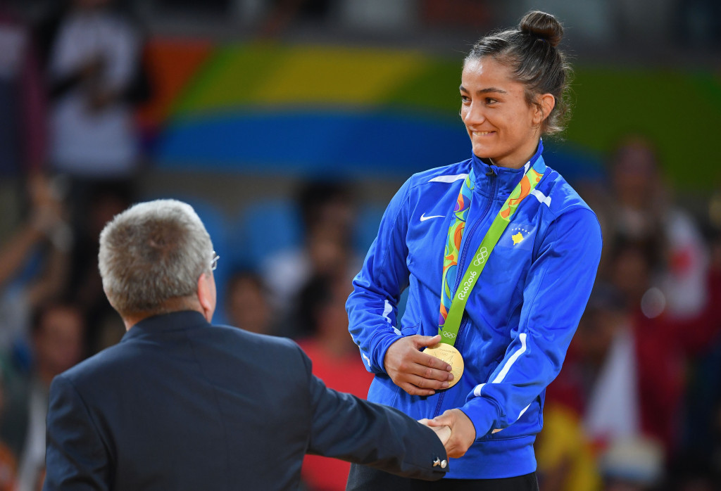 Majlinda Kelmendi was presented with her Olympic gold medal by IOC President Thomas Bach ©Getty Images