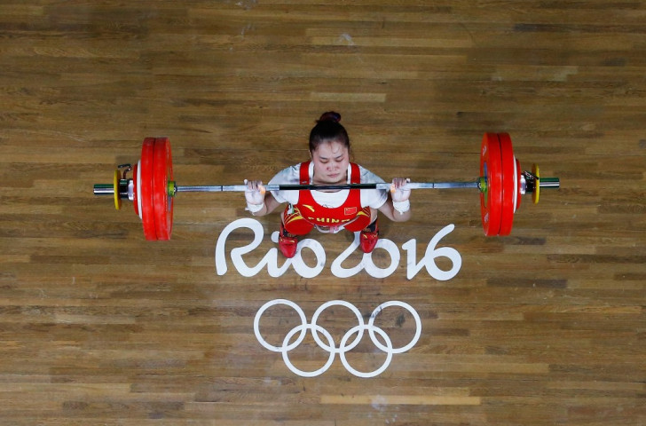 Deng Wei lifted a world record total of 262kg to win gold in the women's 63kg weightlifting ©Getty Images