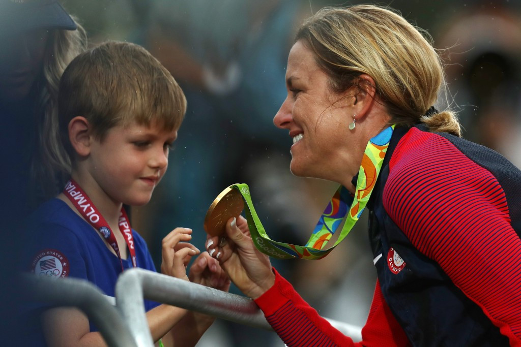 Kristin Armstrong shows her individual time trial cycling gold medal to her young son ©Getty Images