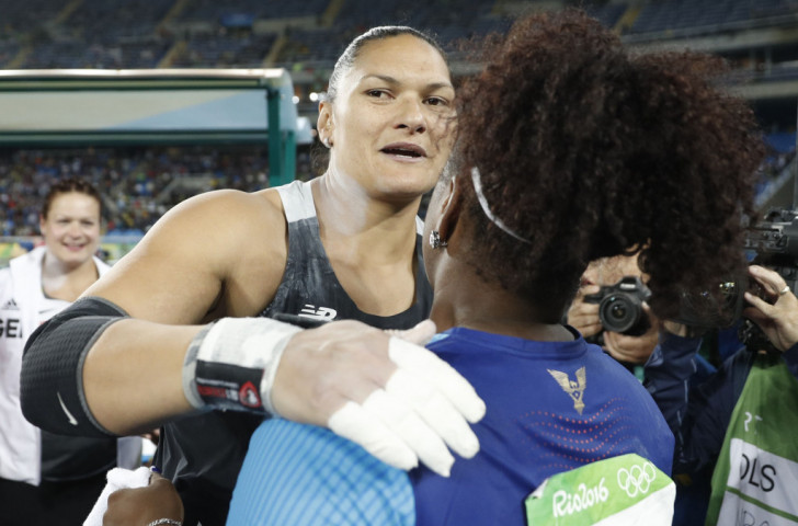 Valerie Adams embraces Michelle Carter, whose final effort of 19.63 metres has won her the shot put title ©Getty Images