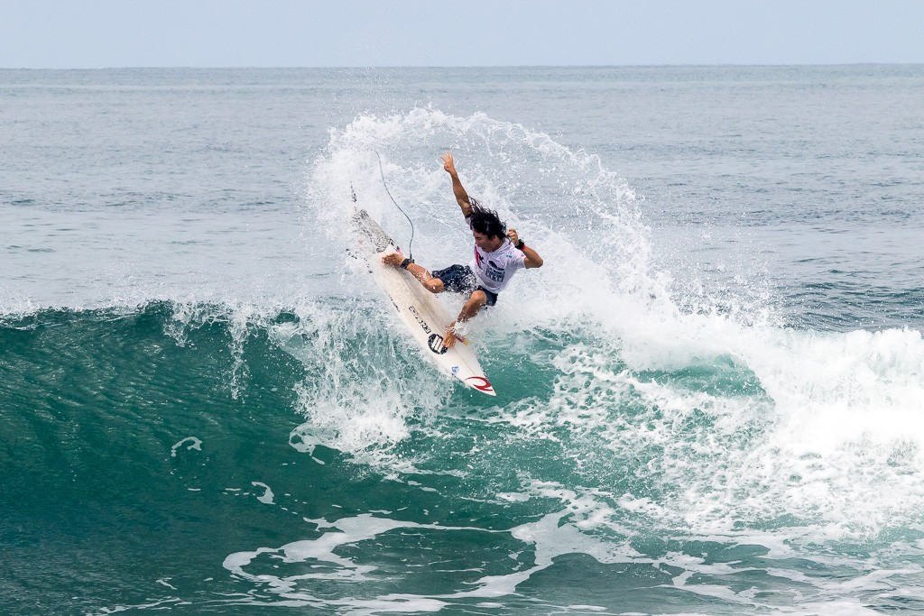 Hiroto Arai in action as he and team-mate Takumi Nakamura eliminate local fan favourite Carlos Muñoz from the competition ©ISA