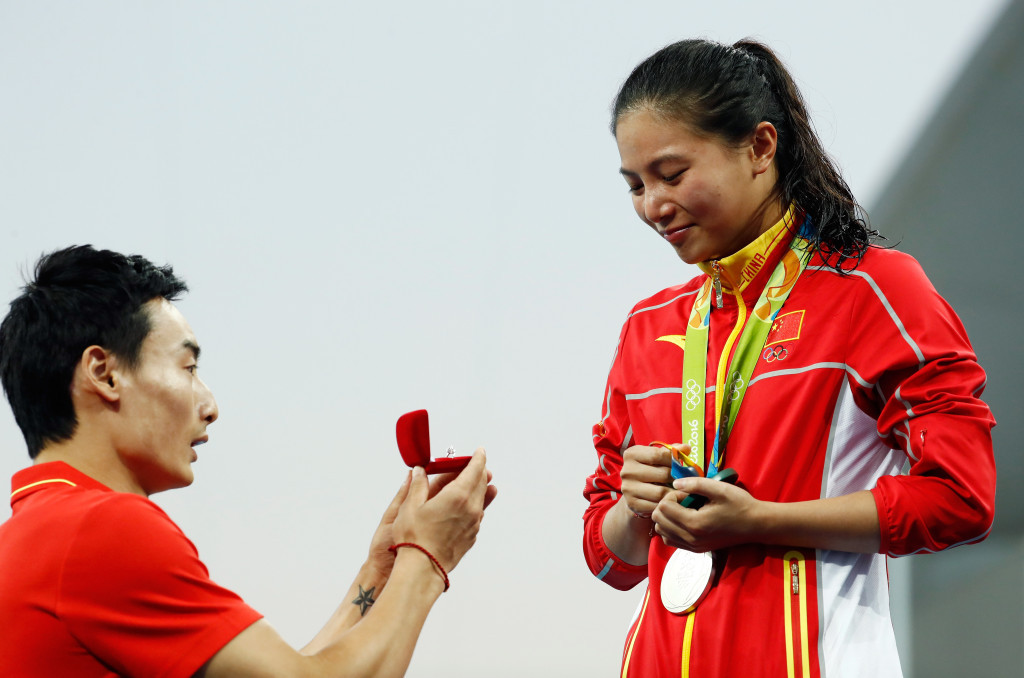 He Zi accepted a marriage proposal from boyfriend Qin Kai on the podium ©Getty Images