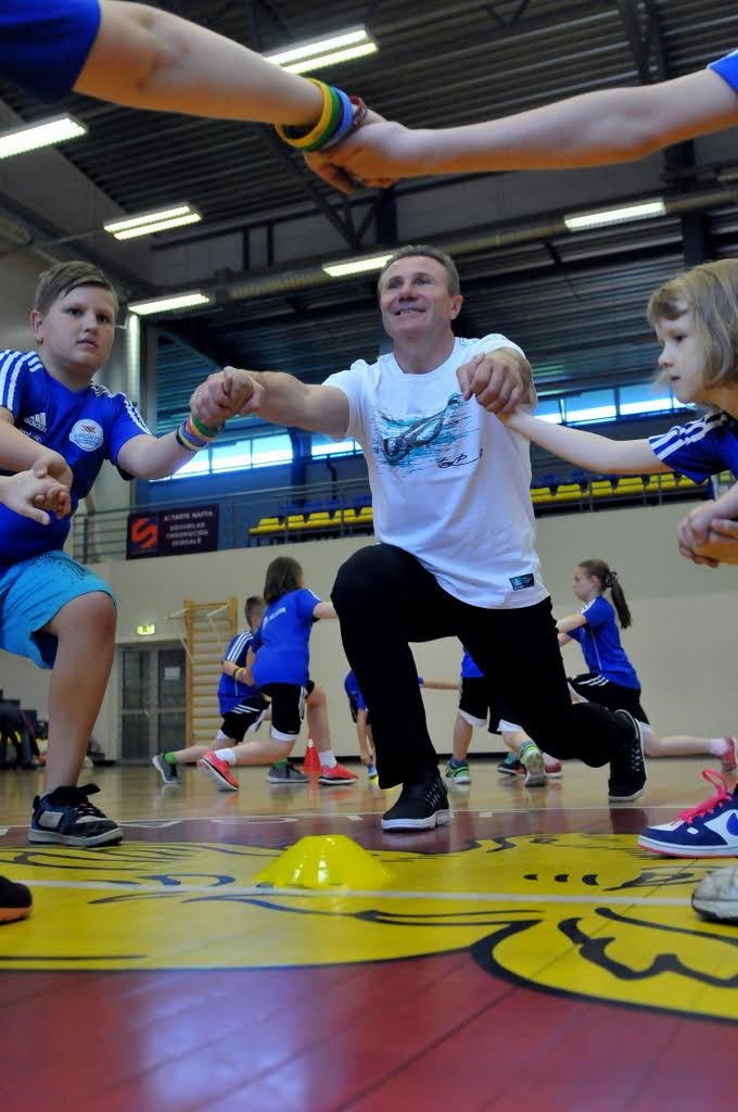 Sergey Bubka pictured training young athletes in Latvian capital Riga ©Sergey Bubka
