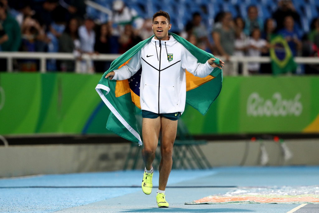 Pole vault gold for Brazil on day of wind and rain at Rio 2016