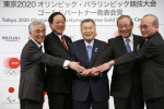 Yasuhiro Sato (second from left), President and chief executive of Mizuho, Yoshiro Mori (centre), Tokyo 2020 President, and Koichi Miyata (second from right), President of SMFG, at the signing ceremony ©Tokyo 2020
