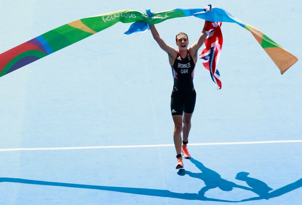 Alistair Brownlee beats brother to become first athlete to defend Olympic triathlon title 
