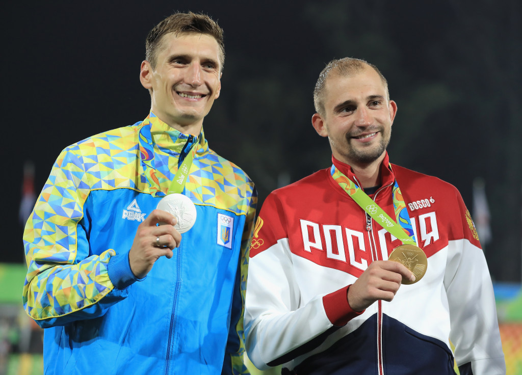 Pavlo Tymoshchenko, left, and Alexander Lesun shared a moment of unity for Ukraine and Russia ©Getty Images