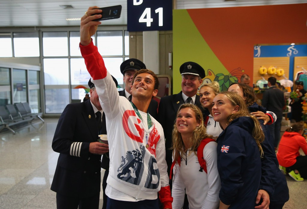 Members of the British diving team take a selfie with a British Airways captain ©Getty Images