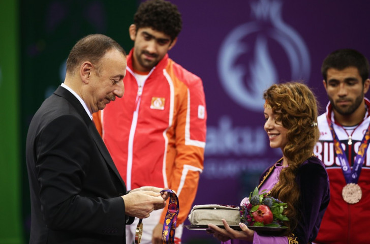 Tegrul Asgarov receives his gold medal from Azerbaijan President, Ilham Aliyev ©Getty Images
