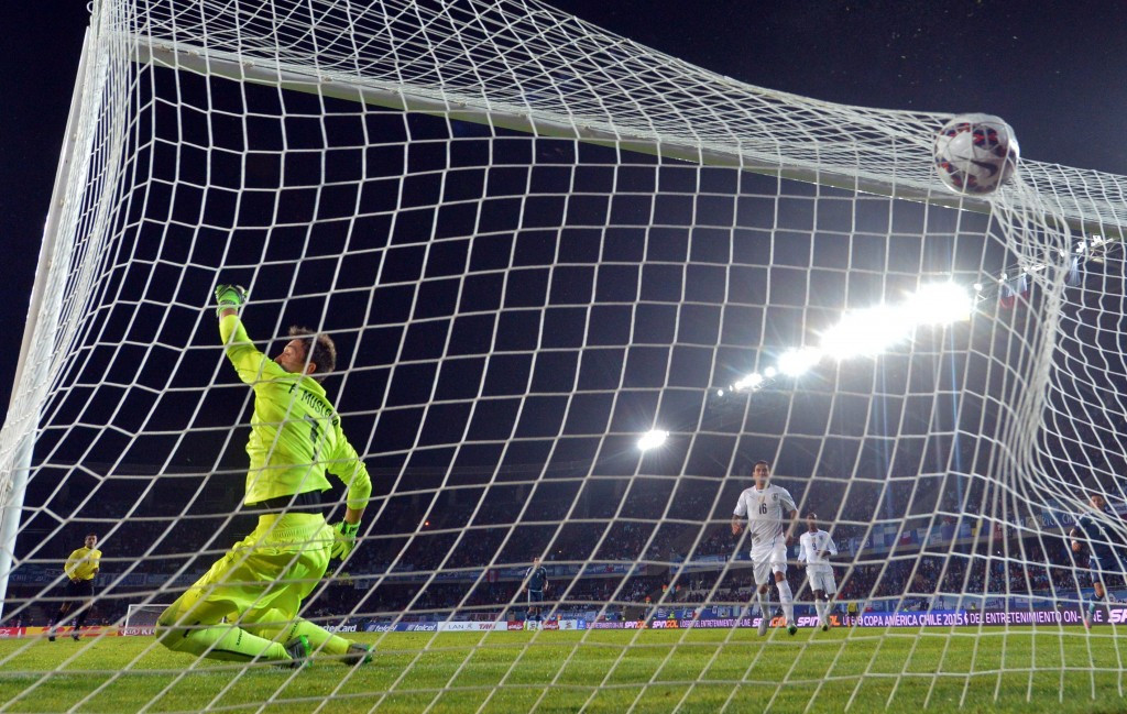Favourites Argentina earn narrow Copa América win over holders Uruguay 