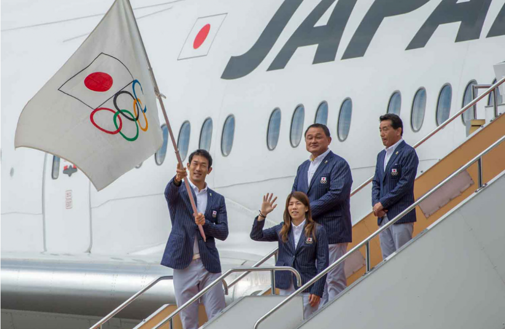 Decathlete Keisuke Ushiro waves a Japanese Olympic Committee flag ©Tokyo 2020