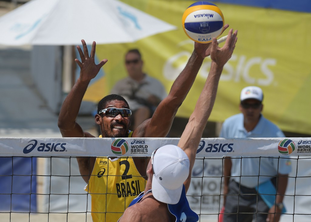 There was a shock in the men's competition as America’s fourth-seeded Olympians Jake Gibb and Casey Patterson fell in straight sets to Brazil’s Thiago Barbosa and George Wanderley ©FIVB
