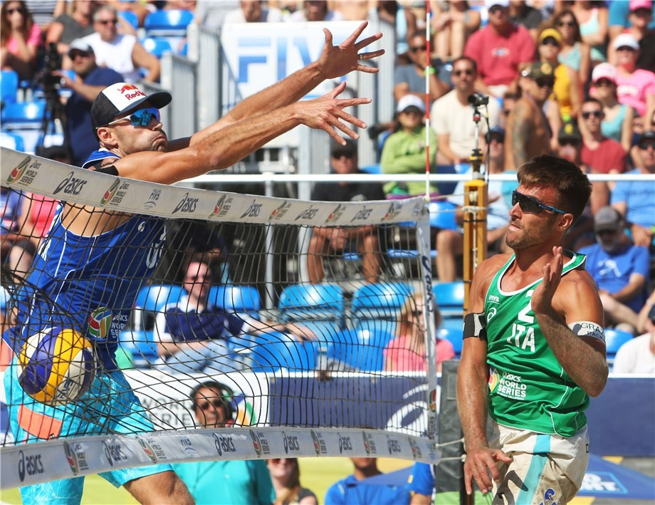 The top-seeded Americans beat Italians Alex Ranghieri and Marco Caminati 21-15, 17-21, 15-6. ©FIVB