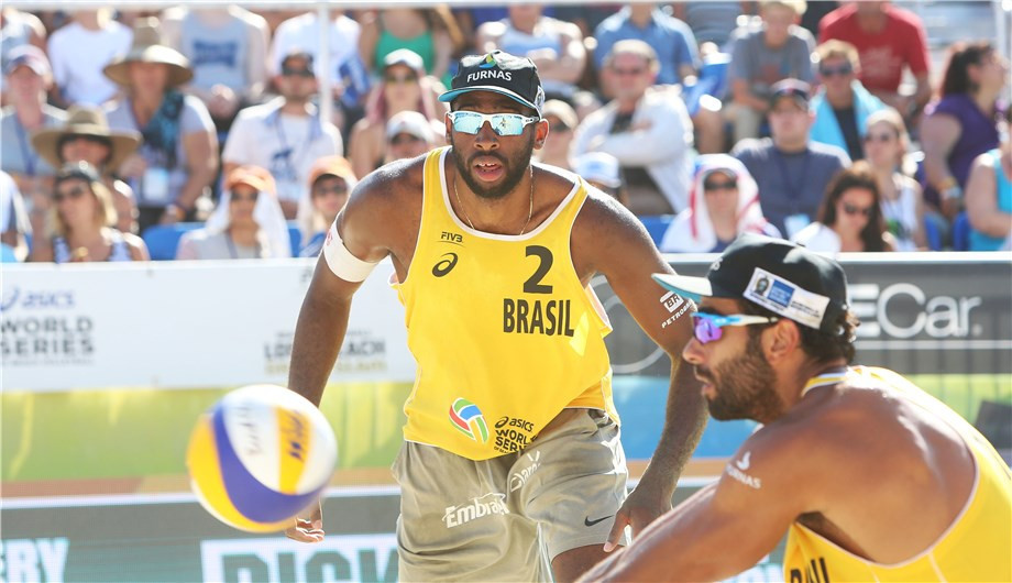 Brazilian duo Evandro Goncalves and Pedro Solberg beat Americans Phil Dalhausser and Nick Lucena ©FIVB
