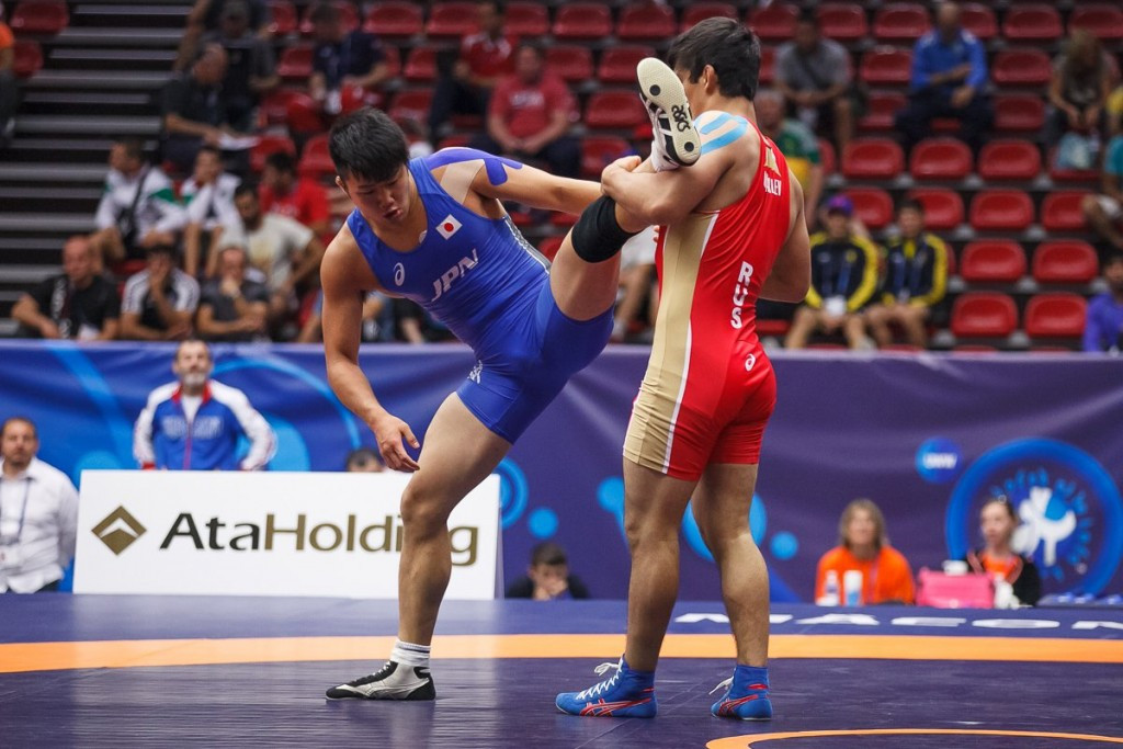 Russia's Arsen-Ali Musalaliev (right) was victorious over Osman Gocen of Turkey in the gold medal match in the men's 84kg category ©Justin Hoch
