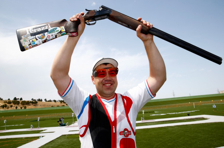 Russia's Alexey Alipov hoists his gun after winning the gold medal in the men's trap shooting ©Getty Images