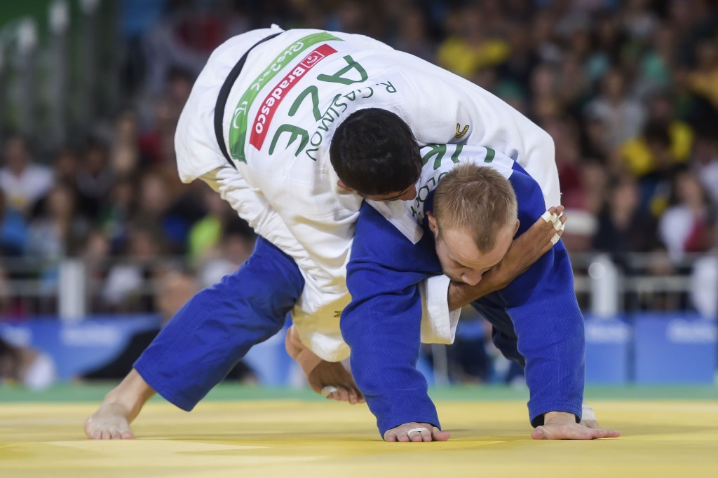 Azerbaijan Ramil Gasimov, in white, won a gold medal on his Paralympic debut in the under 73kg category ©Getty Images