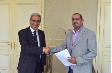 Raffaele Chiulli, the UIM President (left), signed the deal in Abu Dhabi ©UIM