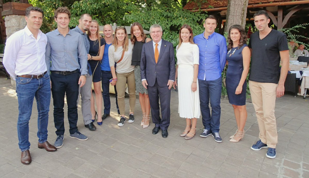 Thomas Bach poses with Croatian athletes and officials in Zagreb ©IOC