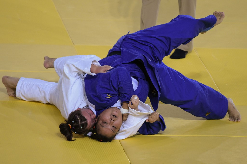 China's Yuan Yanping (blue) battled hard to successfully retain her women’s over 70kg crown ©Getty Images