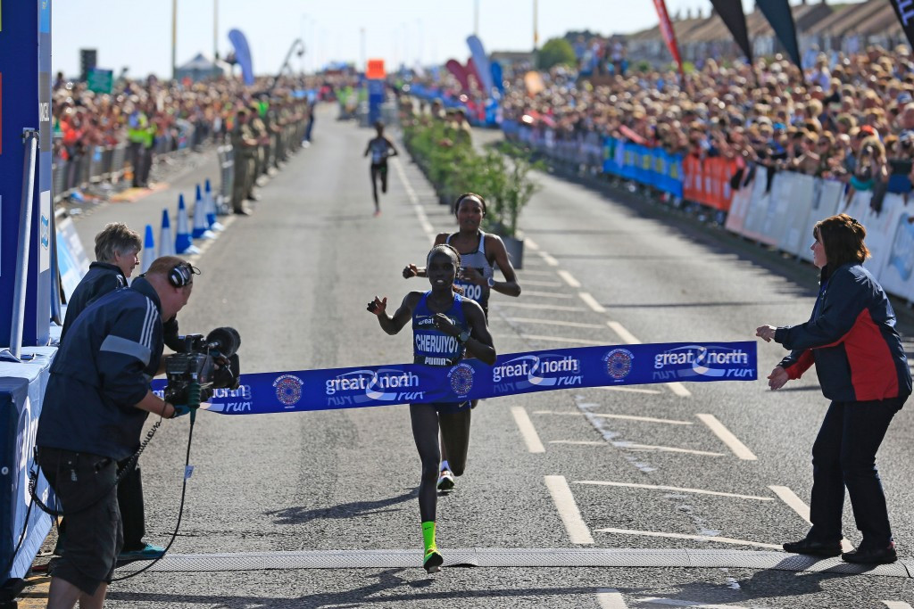 Vivian Cheruiyot sprinted to victory over Priscah Jeptoo in the women's Great North Run ©Getty Images