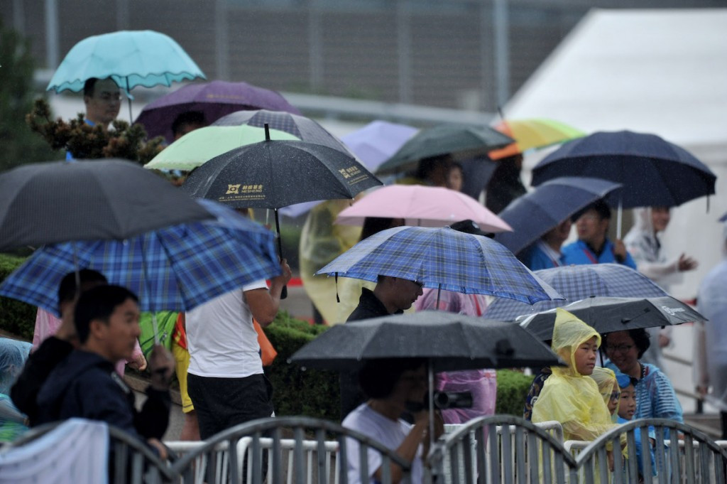 Spectators gather to watch the road action despite the rain in Nanjing ©FIRS