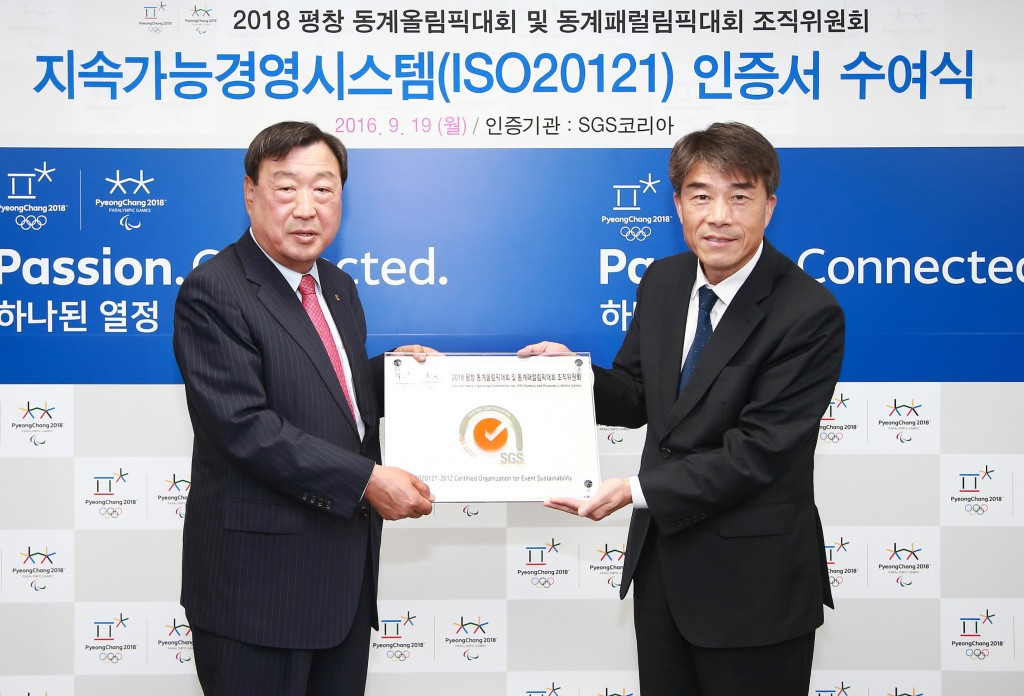 Pyeongchang 2018 President Lee Hee-beom receives the ISO 20121 certificate ©POCOG