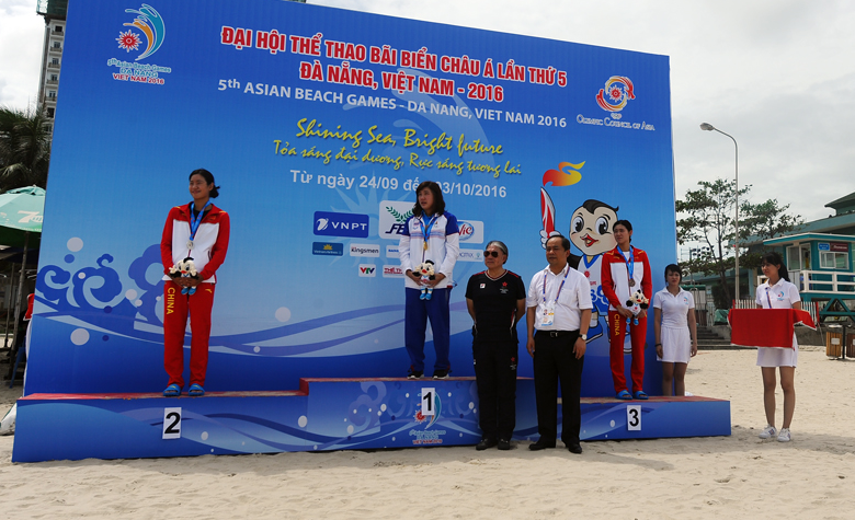 Benjaporn Srphanomthorn of Thailand claimed the women's 5km marathon swimming title at the Asian Beach Games ©Danang 2016