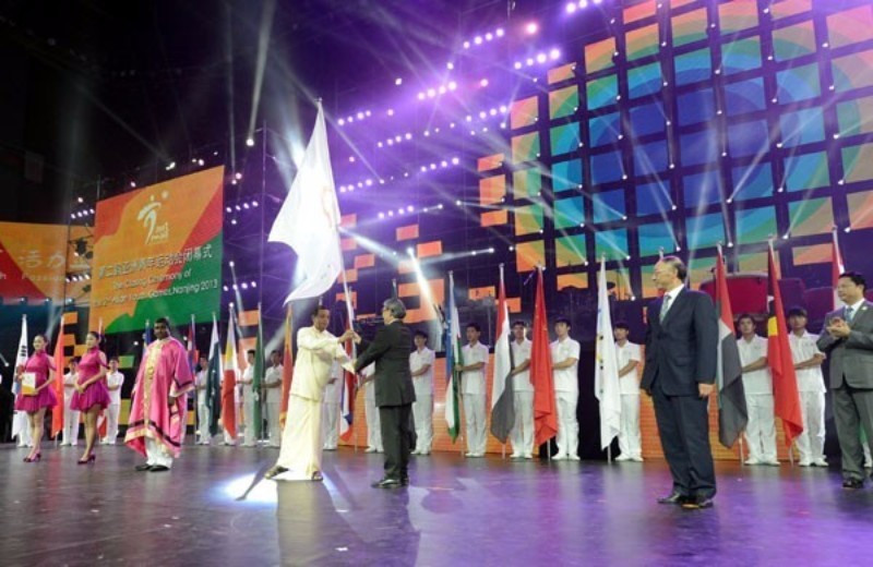 Sri Lankan officials received the flag for the Asian Youth Games at a special handing over ceremony at the end of the last event in Nanjing in 2013 - before being stripped of the event last year ©OCA