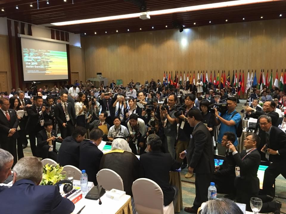 Nagoya Mayor Takashi Kawamura charmed delegates at the OCA General Assembly by singing the Elvis Presley song Can't Help Falling in Love ©Facebook