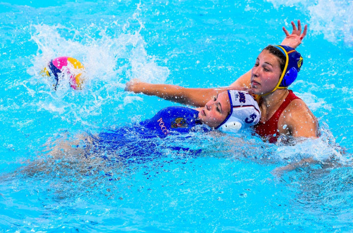 Russia's Polina Kempf vies for the ball with Spain's Carmen Baringo Romero in the women's waterpolo final ©Getty Images