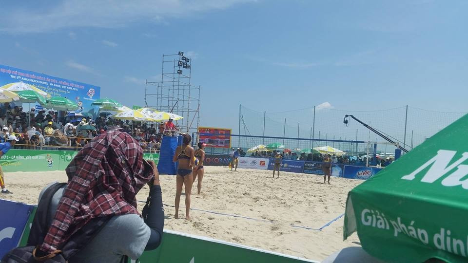 Thailand prepare to return serve on match point in the women's beach volleyball final ©ITG