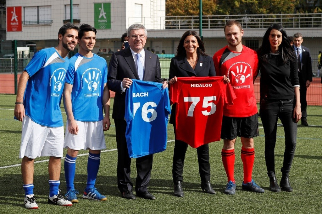 The visit to Paris of International Olympic Committee President Thomas Bach ended by watching a football match between refugees and French athletes, with the French capital's Mayor Anne Hidalgo ©Paris 2024