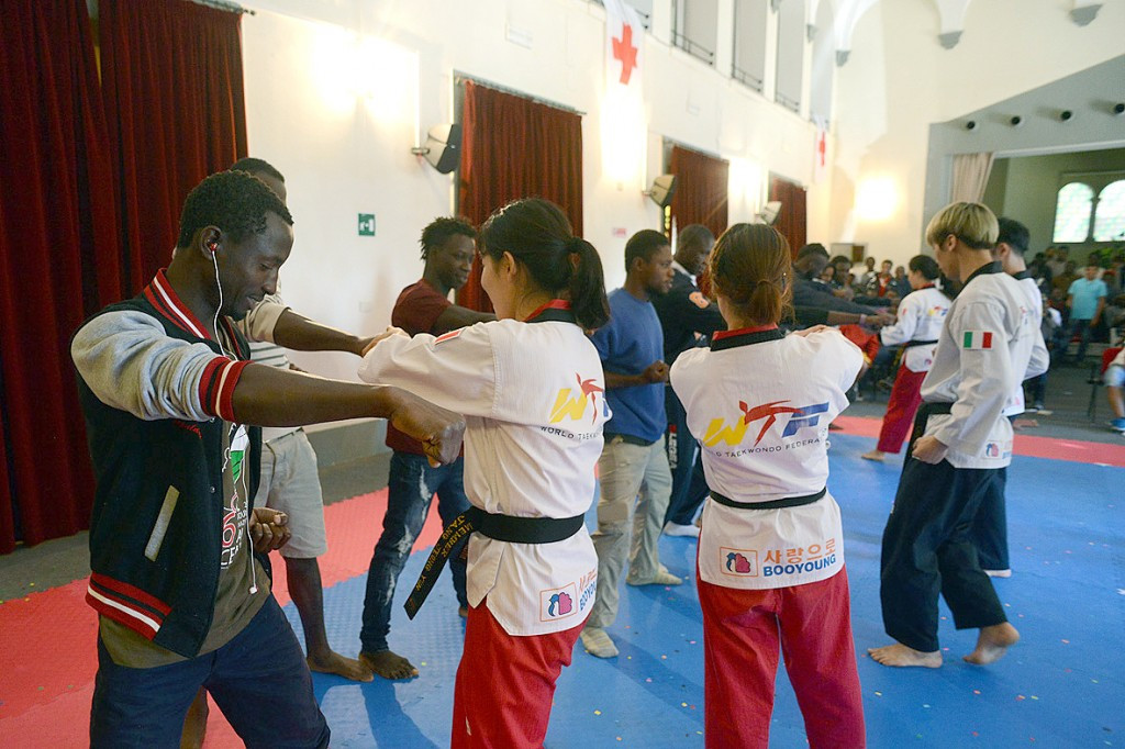After their performance the presentation team also offered the refugees a free taekwondo class ©WTF