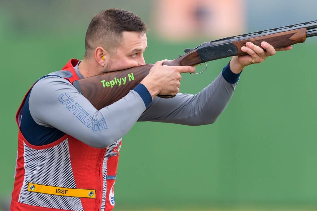 Nikolay Teplyy hit 16 targets out of a possible 16 to beat Ukrainian Mykola Milchev ©ISSF