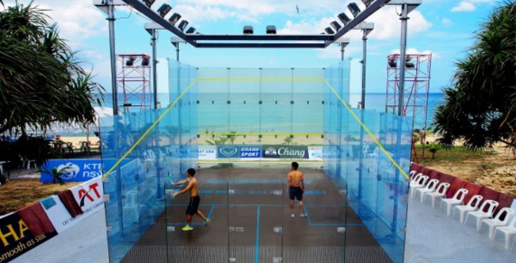 A glass squash court on Karon Beach in Phuket used during last November's Asian Beach Games ©ASB Squash