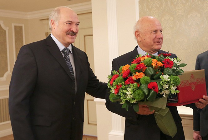 Belarus President Alexander Lukashenko, left, met with EOC acting President Janez Kocijančič, right, to tell them they wanted to host the 2019 European Games in Minsk ©President of Belarus