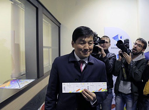 Mayor of Almaty first to buy ticket for 2017 Winter Universiade