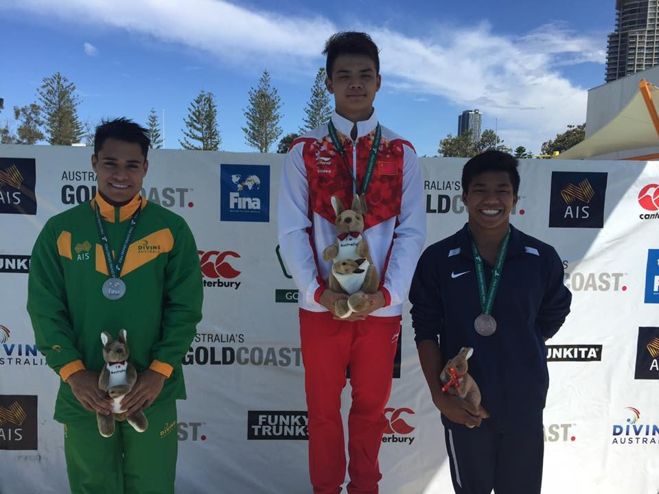 Kevin Chavez, left, was the sole Australian medallist of the day ©Facebook/2016 FINA Diving Grand Prix Gold Coast