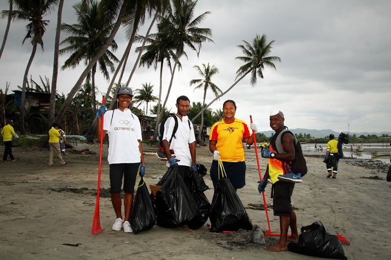 Papua New Guinea athletes participate in beach clean-up event