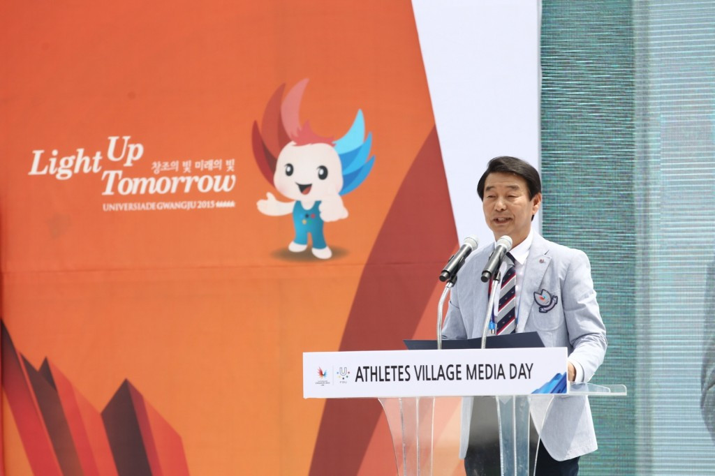 Journalists were welcomed by Athletes' Village Mayor Lim Duck-ho