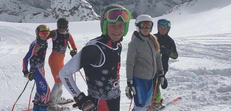 Four-time Winter Olympian Chemmy Alcott has held a week-long training session in Austrian resort Hintertux with four budding ski racers ©British Ski and Snowboard
