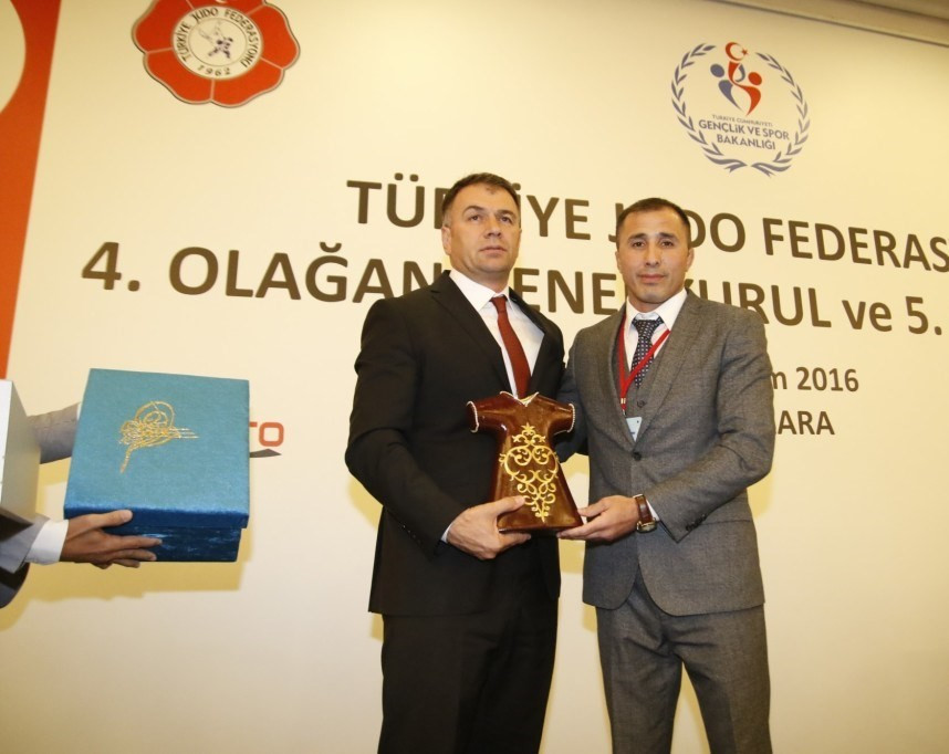 Former judoka Sezer Huysuz, right, has been elected President of the Turkish Judo Federation for the next four years at the national governing body’s Congress in Ankara ©IJF