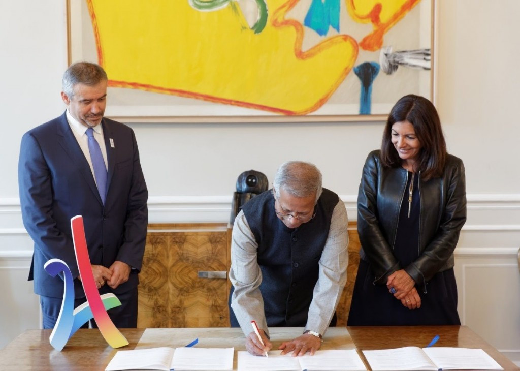Paris 2024 CEO Etienne Thobois (left), Professor Muhammad Yunus (centre) and Mayor of Paris, Anne Hidalgo (right) signing the agreement ©Paris 2024
