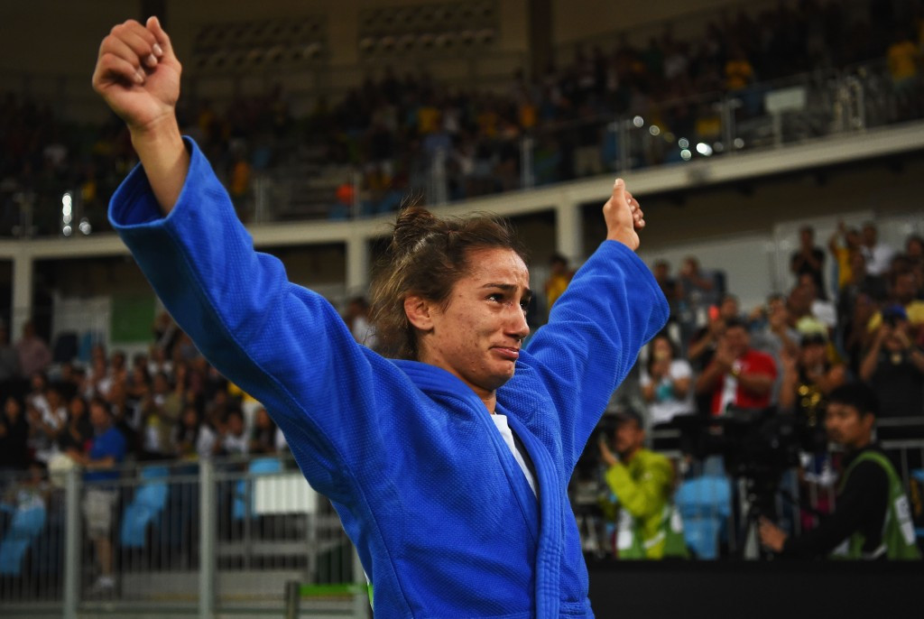 Majlinda Kelmendi, Kosovo's first Olympic gold medallist, received a gift from Marius Vizer ©Getty Images
